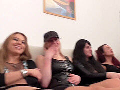 Cornudo, Pies, Dominacion femenina, Masturbacion con pies, Tacones, Lamidas, Amante, Medias largas