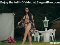 Grosse bite, Gros seins, Sucer une bite, Éjaculation interne, Gorge profonde, En levrette, Branlette thaïlandaise, De plein air