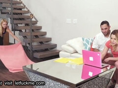18 años, Tetas grandes, Rubia, Corridas, Madres para coger, Seducido, Madrastra, Trio