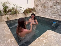 Leie, Latina, Herrin, Orgasmus, Im freien, Pool, Öffentlich, Unter wasser