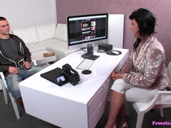 Amateur, Sucer une bite, Femme dominatrice, Fétiche, Lesbienne, Bureau, Chatte, Réalité