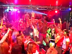 Amateur, Blonde, Sucer une bite, Homme nu et filles habillées, Hard, Interracial, Public, Réalité