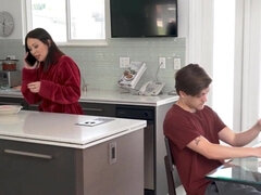 Américain, Gros seins, Brunette brune, Robe, Mature, Mère que j'aimerais baiser, Nue, Belle mère