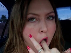 Leie, Grosser arsch, Grosse titten, Auto, Fingern, Im freien, Solo, Entkleiden