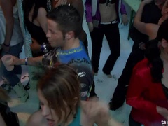 Bottes, Brunette brune, En levrette, Fétiche, Groupe, Interracial, Orgie, Fête