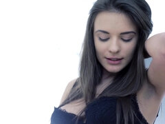 Amateur, Sucer une bite, Brunette brune, Couple, Doigter