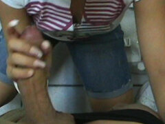 Salle de bains, Gros cul, Brunette brune, Faciale, Fille latino, Seins naturels, Adolescente