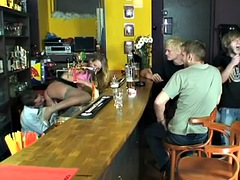 Blondine, Viele männer bespritzen eine frau, Verein, Gruppensex, Gruppe, Masturbation, Orgie, Ablutschen