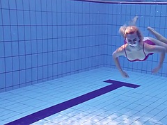 Blondine, Europäisch, Pool, Öffentlich, Erotischer film, Solo, Sport, Titten