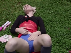 Aisselle, Blonde, Poilue, Masturbation, De plein air, Petite femme, Jupe, Solo