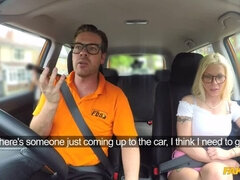 Grosse titten, Blasen, Auto, Hundestellung, Fingern, Würgen, Handjob, Pov