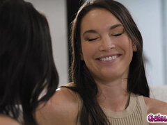 18 jahre, Grosse titten, Braunhaarige, Gesichtssitzen, Küssen, Lesbisch, Muschi, Jungendliche (18+)