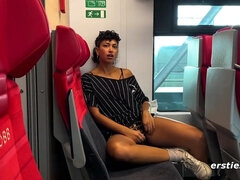 Lexi und Leo treiben es miteinander auf der Zugtoilette - Public lesbian sex