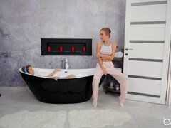 Kont, Lieveling, Grote mammen, Zoenen, Lesbisch, Natuurlijke tieten, Tatoeage, Nat