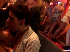 お尻, フェラチオ, 着衣女と全裸男, ダンス, 手コキする, ヒール, キス, 公共