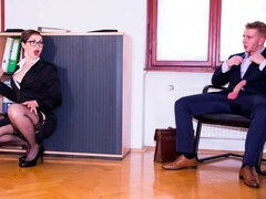 Grosser arsch, Blasen, Hundestellung, Brille, Milf, Sekretärin, Kurzes haar, Strümpfe