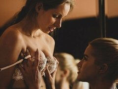 Любители, Блондинки, Пальцем, Поцелуи, Лесбиянка, Мастурбация, Бритые, Стриптизерша