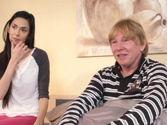 Schönheit, Grosser schwanz, Braunhaarige, Hundestellung, Grossvater, Handjob, Muschi, Eng