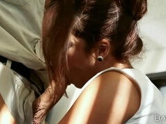 Nana, Blonde, Sucer une bite, Brunette brune, En levrette, Doigter, Bureau, Chatte