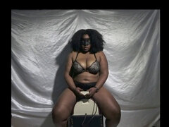 Foxxy tries out the gmax Sybian saddle for the first time