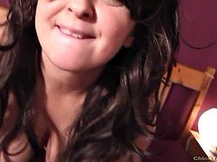 Gros seins, Brunette brune