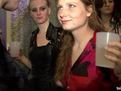 Amateur, Blonde, Sucer une bite, Brunette brune, Homme nu et filles habillées, Groupe, Embrassement, Orgie