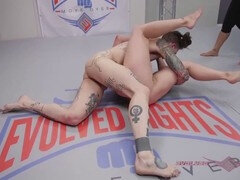 巨乳な, 指いじり, 淫乱熟女, 裸, 赤毛, フェラする, タトゥー, レスリング