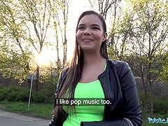 Grosse bite, Gros seins, Sucer une bite, Brunette brune, Seins naturels, Pov, Public, Nénés