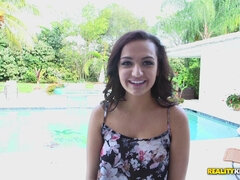 Gros seins, Brunette brune, Seins naturels, De plein air, Softcore, Solo, Allumeuse, Adolescente