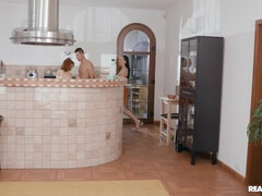 Salle de bains, Tchèque, Gorge profonde, Face assise, Hard, Maman, Seins naturels, Plan cul à trois