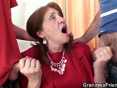 Blasen, Geile alte tussi, Kehlenfick, Oma, Milf, Büro, Stiefmutter, Flotter dreier