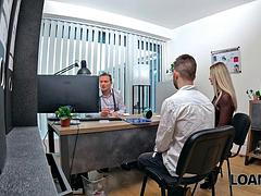 Tussi, Grosser schwanz, Grosse titten, Blondine, Gehörnter ehemann, Ehemann, Büro, Titten