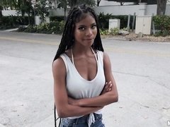 Grosse bite, Bikini, Noire, Sucer une bite, Tir de sperme, En levrette, Faciale, Rasée