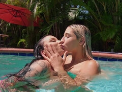 Gros cul, Gros seins, Brunette brune, Lesbienne, Seins naturels, De plein air, Piscine, Nénés