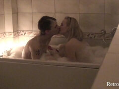 Bad, Grosser arsch, Grosse titten, Hundestellung, Freundin, Kurzes haar, Dusche, Jungendliche (18+)
