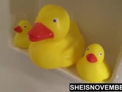 Enthousiasteling, Grote mammen, Lesbisch, Natuurlijke tieten, Slipje, Geschoren, Tieten likken, Bekijker