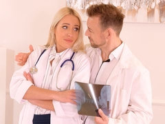 ブロンド, フェラチオ, カワイイ, 医者, 手コキする, 看護婦, オッパイの, ユニフォーム