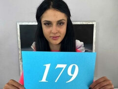 Gros cul, Sucer une bite, Brunette brune, En levrette, Fête, Maigrichonne, Adolescente, Nénés