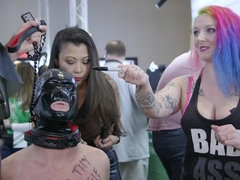 Gesichtssitzen, Weibliche domination, Latex, Öffentlich, Bestrafung, Rasiert, Sklave, Tätowierung
