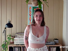Leie, Grosse titten, Braunhaarige, Dildo, Lesbisch, Höschen, Solo, Spielzeuge
