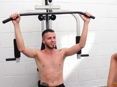 Brunette brune, Couple, Tir de sperme, Gym, Hard, Seins naturels, Gicler, Nénés