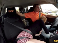 Grote mammen, Auto, Hondjeshouding, Europees, Kut duiken, Roodharige vrouw, Rok, String