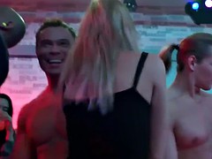 Amateur, Sucer une bite, Homme nu et filles habillées, Tchèque, Branlette thaïlandaise, Orgie, Suçant, Adolescente