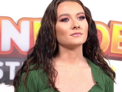 18 ans, Grosse bite, Brunette brune, Tir de sperme, Queue, Masturbation, Adolescente, Nénés