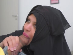 Sucer une bite, Bondage, Tromperie, Éjaculation interne, En levrette, Hard, Public, Adolescente