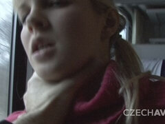 Schattig, Enthousiasteling, Blond, Pijpbeurt, Aangekleed, Natuurlijke tieten, Gezichtspunt, Openbaar