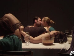 Gros cul, Grosse bite, Sucer une bite, En levrette, Orgie, Fête, Adolescente, Nénés