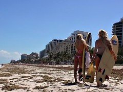 Curved busty lesbians met in the beach