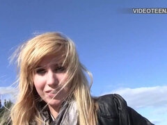 Amateur, Rubia, Despelote, Público, Coño, Falda, Adolescente, Apretado
