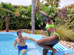 Bikini, Mamada, Estilo perrito, Interracial, Al aire libre, Piscina, Coño, Tetas